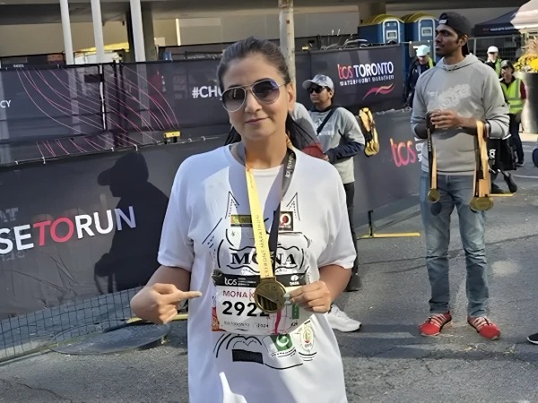 پاکستانی صحافی مونا خان نے لندن میراتھن میں گنیز ورلڈ ریکارڈ قائم کردیا