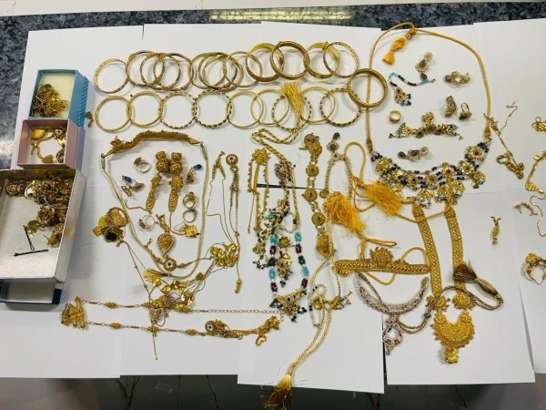 کراچی ایئرپورٹ پر کارروائی، مسافر سے زیورات سمیت 5.8 کروڑ روپے کا سامان برآمد